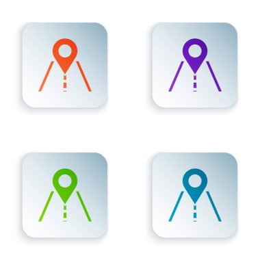 Renkli yol trafik tabelası. Beyaz arkaplanda sinyal simgesi izole edildi. İşaretçi sembolü. İzole sokak bilgi levhası. Yön tabelası. Renkli kare düğmelere simgeleri yerleştir. Vektör İllüstrasyonu