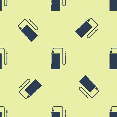 Farklı elektrik kablosu simgesine sahip mavi güç bankası sarı arka planda izole edilmiş pürüzsüz desen. Taşınabilir şarj cihazı. Vektör İllüstrasyonu