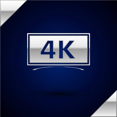 Koyu mavi arka planda 4k Ultra Hd video teknolojisi ikonu olan gümüş ekran televizyon. Vektör İllüstrasyonu