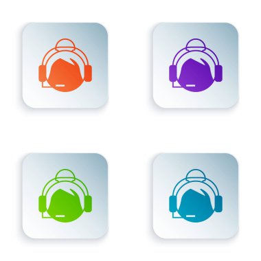 Beyaz arkaplanda izole edilmiş bir kulaklık simgesi olan Renkli Kadın. Destek operatörü hatta. Çağrı merkezi konsepti, müşteri destek servisi. Renkli kare düğmelere simgeleri yerleştir. Vektör İllüstrasyonu