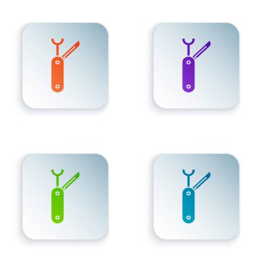 Beyaz arka planda izole edilmiş renkli İsviçre ordu bıçağı ikonu. Çoklu alet, çok amaçlı çakı. Çok fonksiyonlu bir alet. Renkli kare düğmelere simgeleri yerleştir. Vektör İllüstrasyonu