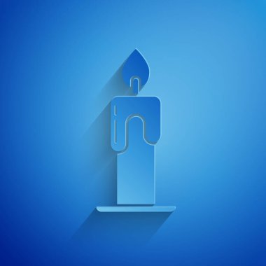 Kağıt kesiği yanan mum simgesi mavi arkaplanda izole edildi. Silindirik aromatik mum çubuğu ve yanan ateş. Mutlu Cadılar Bayramı Partisi. Kağıt sanatı tarzı. Vektör İllüstrasyonu