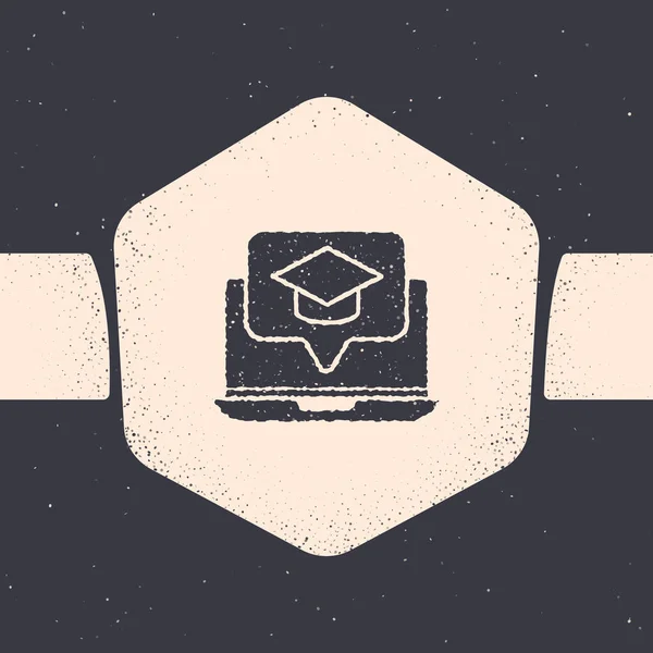 Tappo Grunge Graduation sull'icona del laptop sullo schermo isolato su sfondo grigio. Concetto di apprendimento online o e-learning. Disegno monocromatico vintage. Illustrazione vettoriale — Vettoriale Stock