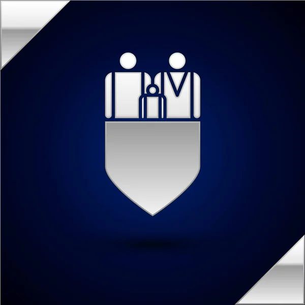 Silver Family verzekering met schild pictogram geïsoleerd op donkerblauwe achtergrond. Beveiliging, veiligheid, bescherming, bescherming concept. Vector Illustratie — Stockvector