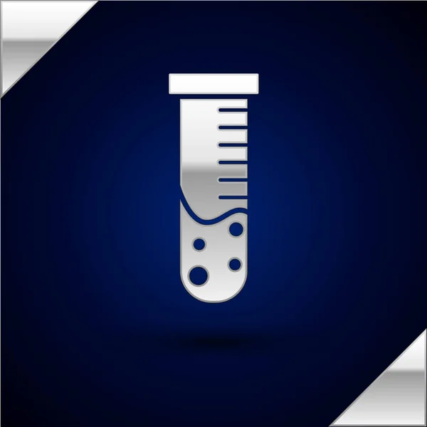 Ícone de teste de laboratório químico de tubo e frasco de prata isolado em fundo azul escuro. Sinal de vidro de laboratório. Ilustração vetorial — Vetor de Stock