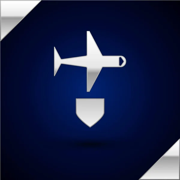 Zilveren vliegtuig met schild pictogram geïsoleerd op donkerblauwe achtergrond. Vliegend vliegtuig. Vliegtuigverzekering. Beveiliging, veiligheid, bescherming, bescherming concept. Vector Illustratie — Stockvector
