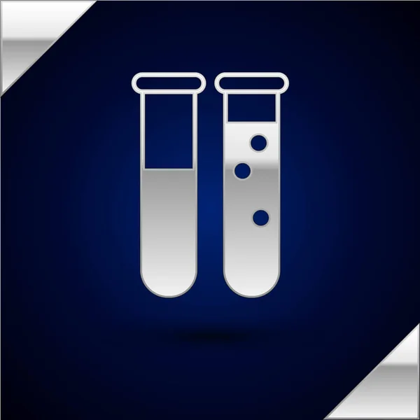 Stříbrná zkumavky a baňky chemické laboratorní zkušební ikony izolované na tmavomodrém pozadí. Laboratorní značka skla. Vektorová ilustrace — Stockový vektor
