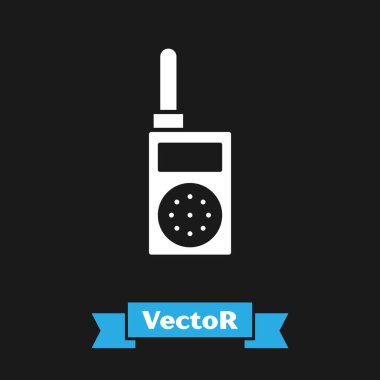 Beyaz telsiz konuşma simgesi siyah arkaplanda izole edildi. Taşınabilir radyo vericisi simgesi. Radyo alıcı-vericisi işareti. Vektör İllüstrasyonu