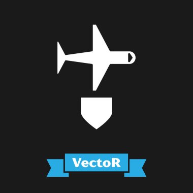 Siyah arka planda izole edilmiş kalkan ikonu olan beyaz uçak. Uçan uçak. Uçak sigortası. Güvenlik, güvenlik, koruma, konsept koruma. Vektör İllüstrasyonu