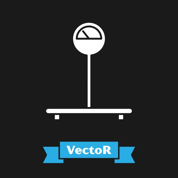 Icono de escala blanca aislado sobre fondo negro. Logística y entrega. Peso del paquete de entrega en una balanza. Ilustración vectorial — Vector de stock