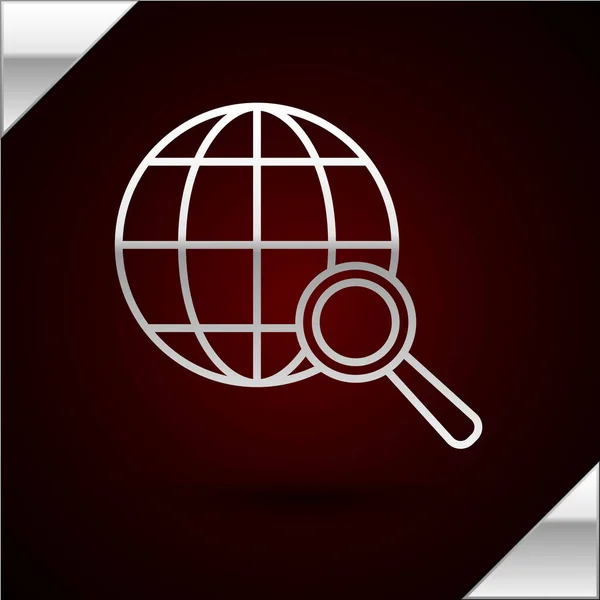 Linea argento Lente d'ingrandimento con icona a globo isolata su sfondo rosso scuro. Analizzando il mondo. Segno di ricerca globale. Illustrazione vettoriale — Vettoriale Stock