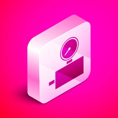 Pembe arkaplanda Isometric Ölçek simgesi izole. Memnuniyet, sıcaklık, manometre, risk, değerlendirme, performans, hız taktik ölçer. Gümüş kare düğme. Vektör İllüstrasyonu