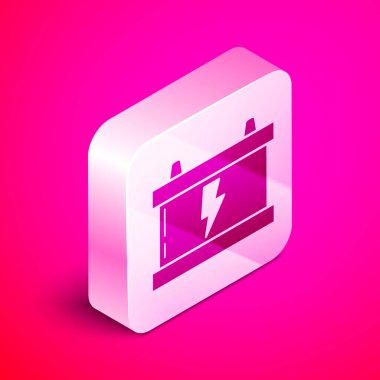 Pembe arka planda izole edilmiş Isometric Car akü ikonu. Akümülatör bataryası enerji ve elektrik akümülatörü bataryası. Şimşek çaktı. Gümüş kare düğme. Vektör İllüstrasyonu