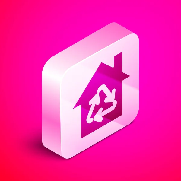 Isometrisches Ökohaus mit Recycling-Symbol auf rosa Hintergrund. Ökologie zu Hause mit Recycling-Pfeilen. Silberner quadratischer Knopf. Vektorillustration — Stockvektor