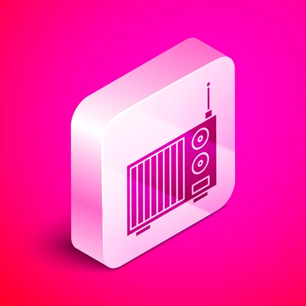 Radio isométrica con icono de antena aislado sobre fondo rosa. Botón cuadrado plateado. Ilustración vectorial — Vector de stock