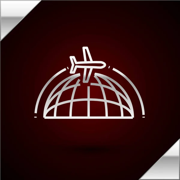 Silver line Globe con icona aereo volante isolato su sfondo rosso scuro. L'aereo vola intorno al pianeta terra. Icona del mondo aereo. Illustrazione vettoriale — Vettoriale Stock