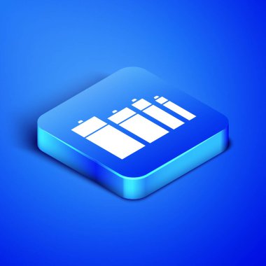 Isometric Battery simgesi mavi arkaplanda izole edildi. Şimşek sembolü. Mavi kare düğme. Vektör İllüstrasyonu