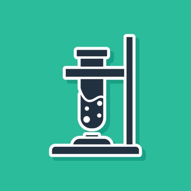 Yangın ısıtıcısının üzerinde mavi cam test tüpü yeşil arka planda izole edilmiş deney ikonu. Laboratuvar ekipmanları. Vektör İllüstrasyonu