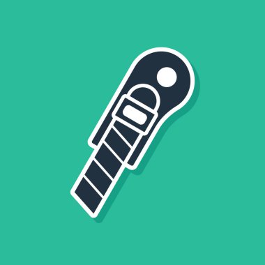 Mavi Kırtasiye bıçak ikonu yeşil arka planda izole edildi. Ofis kâğıt kesicisi. Vektör İllüstrasyonu