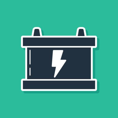 Mavi araba akü ikonu yeşil arkaplanda izole edildi. Akümülatör bataryası enerji ve elektrik akümülatörü bataryası. Şimşek çaktı. Vektör İllüstrasyonu