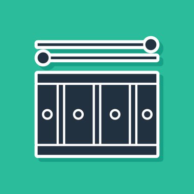 Yeşil arka plan üzerinde izole davul çubukları simgesi ile Mavi Drum. Müzik işareti. Müzik aleti sembolü. Vektör İllüstrasyonu