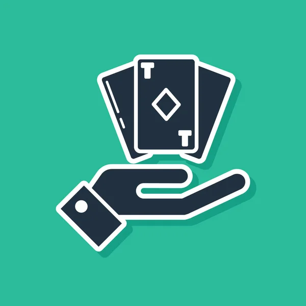 Azul mão segurando baralho de cartas de jogar ícone isolado no fundo verde. Jogo de casino. Ilustração vetorial —  Vetores de Stock