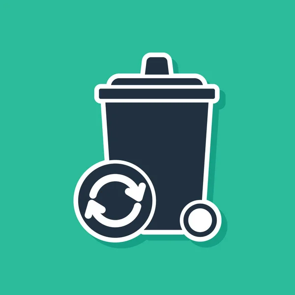 Papelera de reciclaje azul con icono de símbolo de reciclaje aislado sobre fondo verde. Icono de bote de basura. Cartel de basura. Reciclar signo de cesta. Ilustración vectorial — Vector de stock