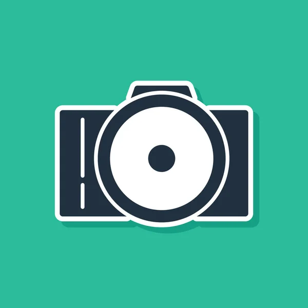 Blaues Fotokamera-Symbol isoliert auf grünem Hintergrund. Foto-Kamera-Ikone. Vektorillustration — Stockvektor