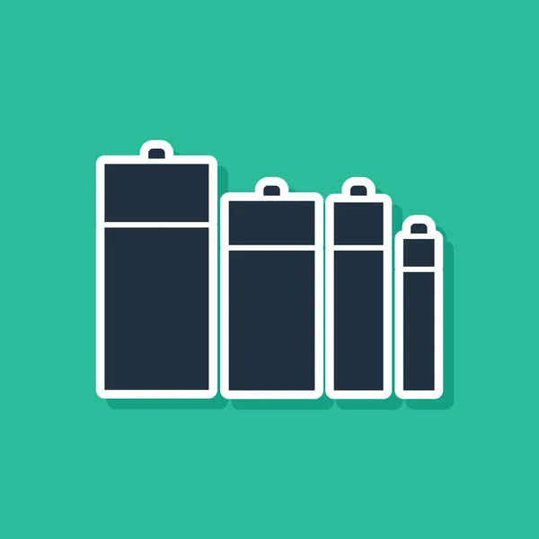 Blue Battery ikonen isolerad på grön bakgrund. Blixt bult symbol. Vektor Illustration — Stock vektor