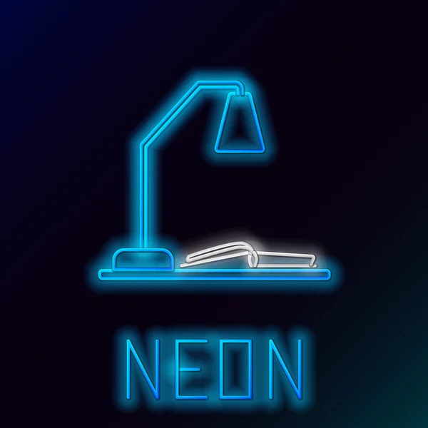 Blauwe gloeiende neon lijn Werkplaats met tafellamp en open boek pictogram geïsoleerd op zwarte achtergrond. Tafellamp. Kleurrijk concept. Vector Illustratie — Stockvector