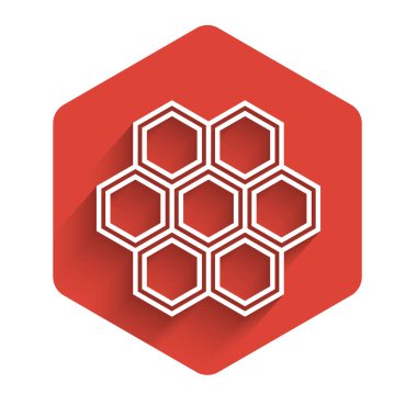 Beyaz çizgi bal peteği simgesi uzun gölgeli izole edilmiş. Bal hücrelerinin sembolü. Tatlı doğal yemek. Kırmızı altıgen düğmesi. Vektör İllüstrasyonu