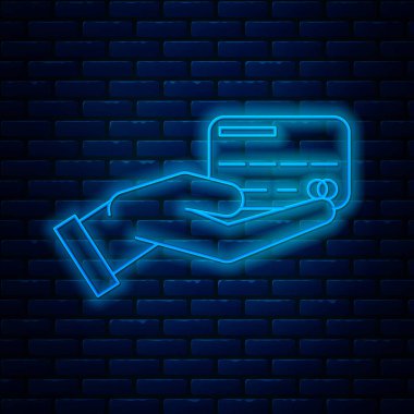 Tuğla duvar arkasında izole edilmiş kredi kartı ikonu olan parlayan neon hattı insan eli. Çevrimiçi ödeme. Kartla öde. Finansal operasyonlar. Vektör İllüstrasyonu