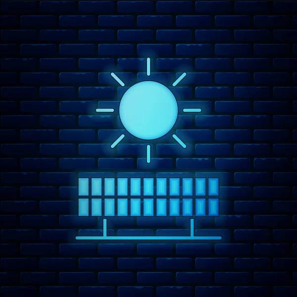 Λαμπερό νέον πάνελ ηλιακής ενέργειας και το εικονίδιο του ήλιου απομονώνεται σε φόντο τοίχου τούβλο. Απεικόνιση διανυσματικών φορέων — Διανυσματικό Αρχείο