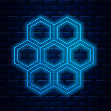 Parlayan neon hattı bal peteği simgesi tuğla duvar arka planında izole edildi. Bal hücrelerinin sembolü. Tatlı doğal yemek. Vektör İllüstrasyonu