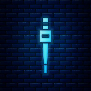 Parlayan neon mikrofon simgesi tuğla duvar arka planında izole edildi. Radyodaki mikrofondan. Sözcü işareti. Vektör İllüstrasyonu