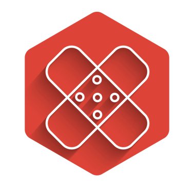 Beyaz çizgi sargı bezi alçı ikonu uzun gölgeyle izole edilmiş. Tıbbi alçı, yapıştırıcı bandaj, esnek kumaş bandajı. Kırmızı altıgen düğmesi. Vektör İllüstrasyonu