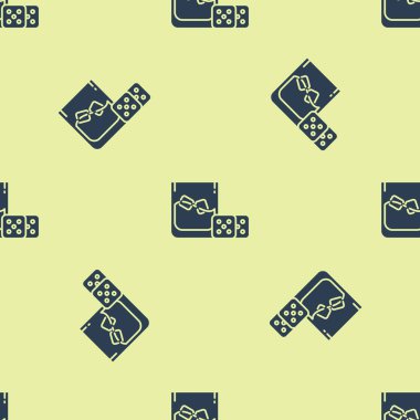 Mavi Oyun zarları ve buz küpleri ikonlu viski bardağı sarı arka planda izole edilmiş pürüzsüz desen. Kumarhane kumarı. Vektör İllüstrasyonu