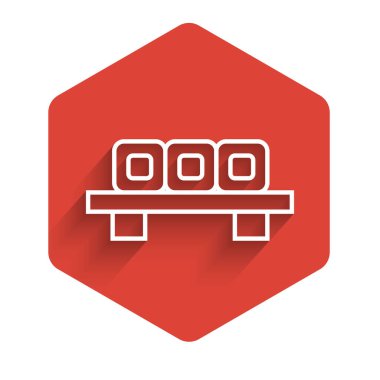 Kesme tahtasındaki beyaz çizgi suşi uzun gölgeli izole edilmiş. Tahtada Asya yemeği suşisi. Kırmızı altıgen düğmesi. Vektör İllüstrasyonu