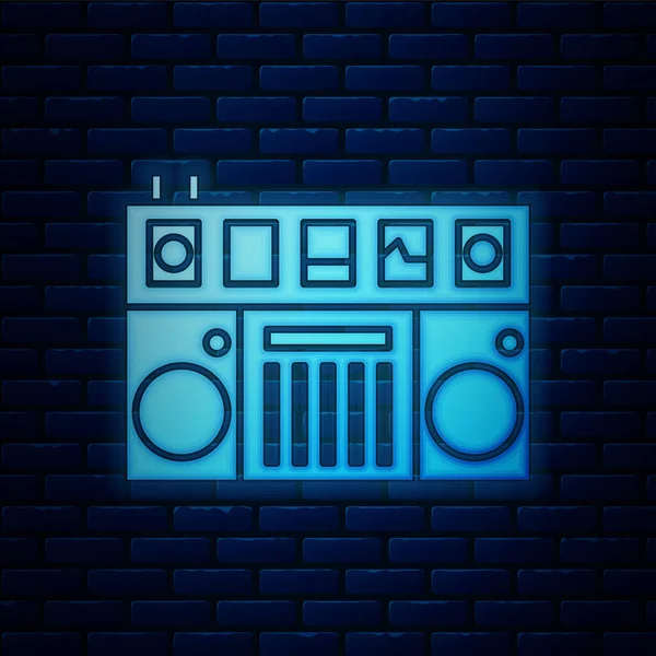 Сяючий неоновий DJ пульт для відтворення та змішування піктограм музики ізольовано на фоні цегляної стіни. DJ мікшер в комплекті з вініловим плеєром і пультом дистанційного керування. Векторна ілюстрація — стоковий вектор