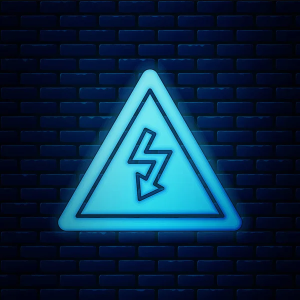 Leuchtende Neon-Hochspannungszeichen Symbol isoliert auf Backsteinwand Hintergrund. Gefahrensymbol. Pfeil im Dreieck. Warnsymbol. Vektorillustration — Stockvektor