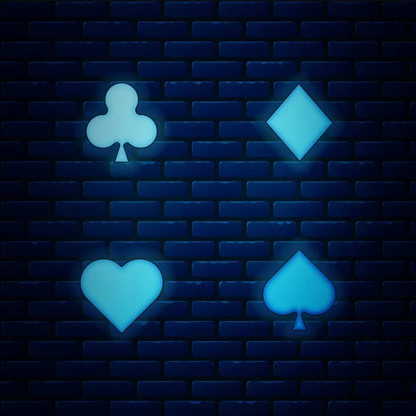 Ragyogó neon Playing kártyák ikon elszigetelt téglafal háttér. Kaszinó. Vektorillusztráció — Stock Vector