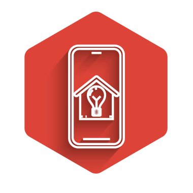 Akıllı evi olan beyaz çizgili cep telefonu ve uzun gölgeli ampul ikonu. Kırmızı altıgen düğmesi. Vektör İllüstrasyonu