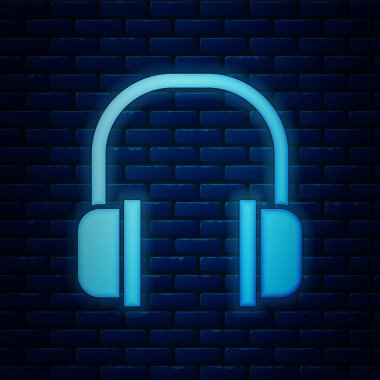 Parlayan neon kulaklık simgesi tuğla duvar arkasında izole edilmiş. Kulaklık işareti. Müzik, hizmet, iletişim ve operatör konsepti. Vektör İllüstrasyonu