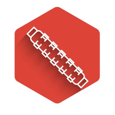 Uzun gölgeli kartuş ikonlu beyaz çizgi avlanma kemeri. İşaret fişeği. Avcı teçhizatı, silah. Kırmızı altıgen düğmesi. Vektör İllüstrasyonu