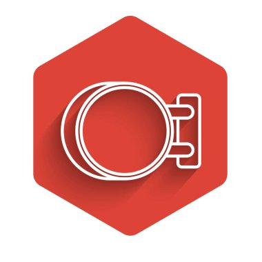 Beyaz çizgi üzerine asılı simge uzun gölgeyle izole edildi. Reklamlar için uygun bar, kafe, bar, restoran. Kırmızı altıgen düğmesi. Vektör İllüstrasyonu