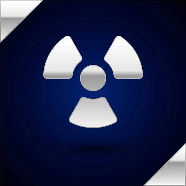 Icône Radioactive argent isolée sur fond bleu foncé. Symbole toxique radioactif. Radiation Signal de danger. Illustration vectorielle — Image vectorielle