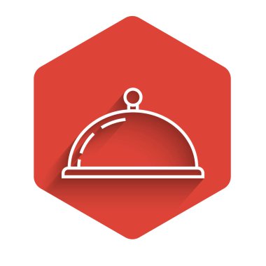 Uzun gölgeli bir tepsi yemek ikonu ile kaplanmış beyaz çizgi. Tepsi ve kapak işareti. Kapaklı bir restoran saati. Mutfak eşyaları sembolü. Kırmızı altıgen düğmesi. Vektör İllüstrasyonu