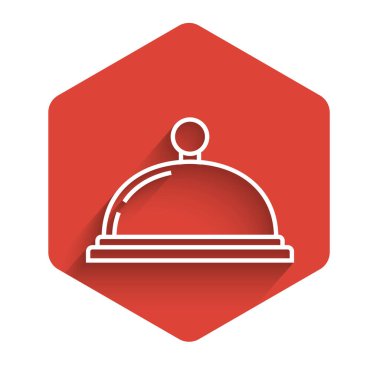 Uzun gölgeli bir tepsi yemek ikonu ile kaplanmış beyaz çizgi. Tepsi ve kapak işareti. Kapaklı bir restoran saati. Mutfak eşyaları sembolü. Kırmızı altıgen düğmesi. Vektör İllüstrasyonu