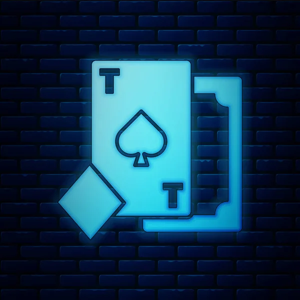 Zářící neon Hrací karta s pikové symbol ikony izolované na cihlové zdi pozadí. Hazard v kasinu. Vektorová ilustrace — Stockový vektor
