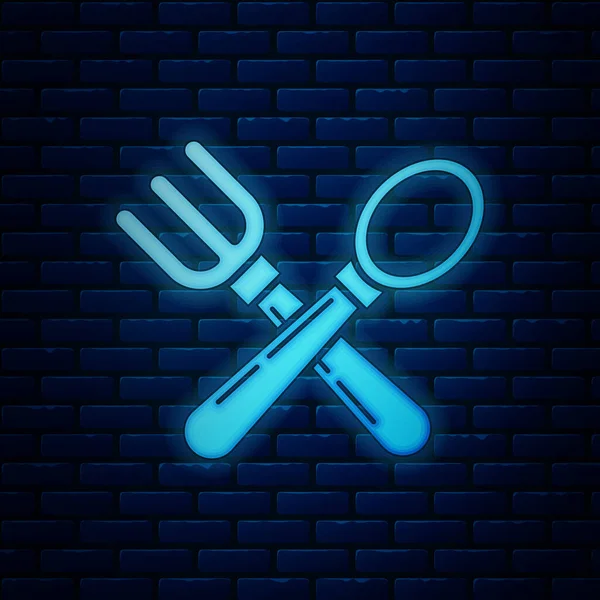 Glödande Neon korsade gaffel och sked ikonen isolerad på tegelvägg bakgrund. Köksredskap. Bestickskylt. Vektor illustration — Stock vektor